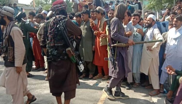 अफगानिस्तान में अपहरण के चार आरोपियों के शव चौराहों पर लटकाये