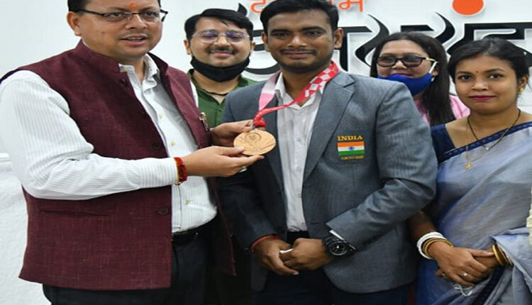 टोक्यो पैरालंपिक कांस्य पदक विजेता मनोज को धामी ने किया सम्मानित