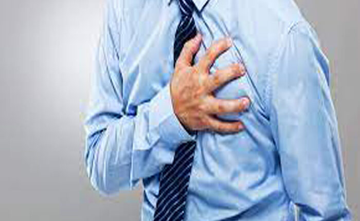 सांस लेने में तकलीफ होना भी दिल का दौरा पड़ने का लक्षण