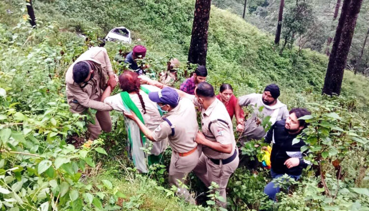 बाबा के दर्शनों को जा रहे दिल्ली के सैलानियों की कार खाई में गिरी