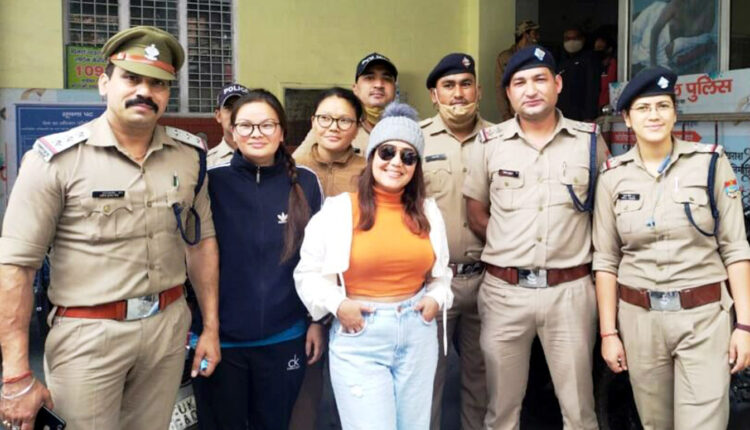 नेहा कक्कड़ को पुलिस ने प्रशंसकों से बचाया, खुद खिंचवाई फोटो 
