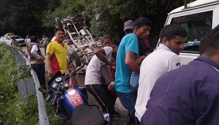 सोनप्रयाग-त्रियुगीनारायण मोटरमार्ग पर पिकअप वाहन दुर्घटनाग्रस्त