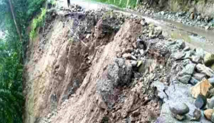 भूस्खलन से चार लोगों की मौत, दो घायल