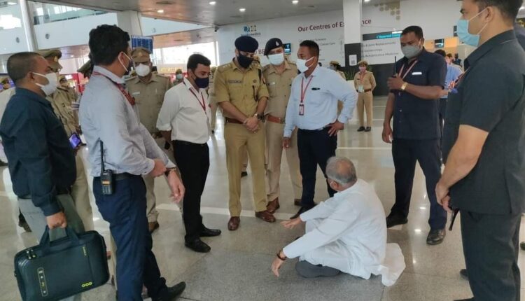 लखनऊ हवाई अड्डा पर रोका गया भूपेश बघेल को , धरने पर बैठे