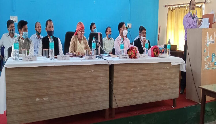 जो अधिकारी बैठक में नहीं उसकी कटे एक माह का वेतन, बीडीसी के माध्यम से जायेगा प्रस्ताव