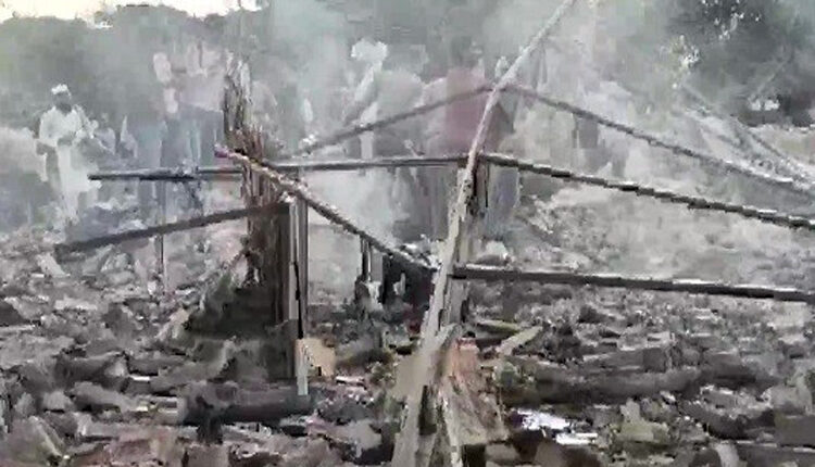 उत्तर प्रदेश : पटाखा फैक्ट्री में भीषण विस्फोट , चार लोगों की मौत