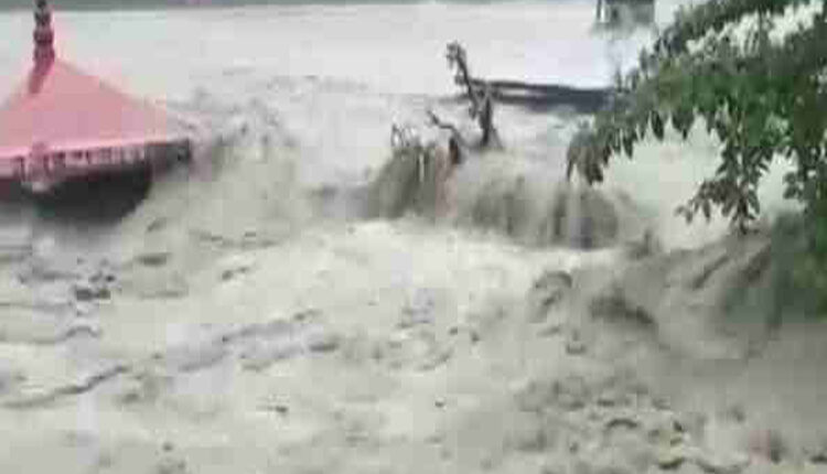 उत्तराखंड में तेज बारिश से नदियों का जलस्तर खतरे के निशान के करीब