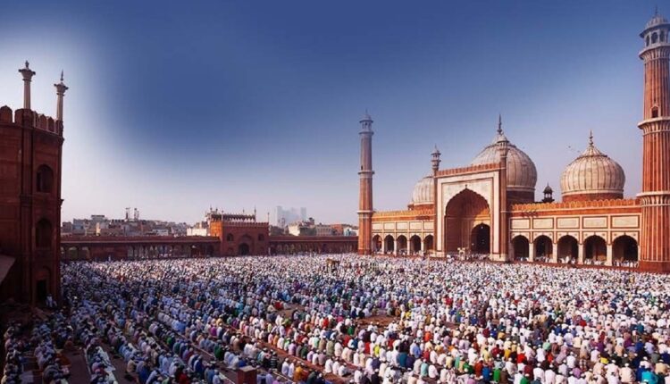 ईद-उल-अजहा (बकरीद) 2026 : सुबह होते ही दिल्ली की ऐतिहासिक फतेहपुरी मस्जिद समेत मुंबई, उत्तर प्रदेश, मध्य प्रदेश और पश्चिम बंगाल की प्रमुख मस्जिदों और ईदगाहों में नमाजियों का जनसैलाब उमड़ पड़ा… Pic Credit : AIR