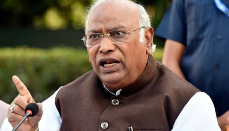 खरगे का वार: अंतरराष्ट्रीय बाजार में कच्चा तेल स्थिर, फिर भी देश में महंगाई...File Photo