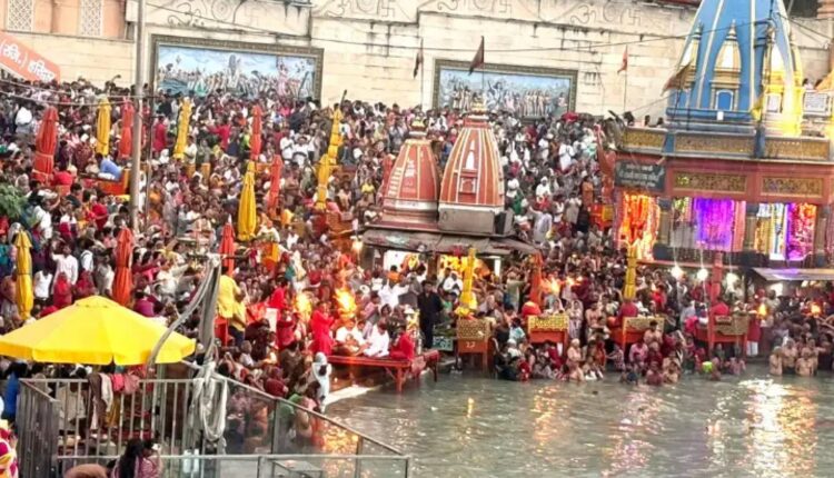 महास्नान का महाकौशल: कड़े प्रशासनिक पहरे के बीच संपन्न हुआ गंगा दशहरा पर्व...
