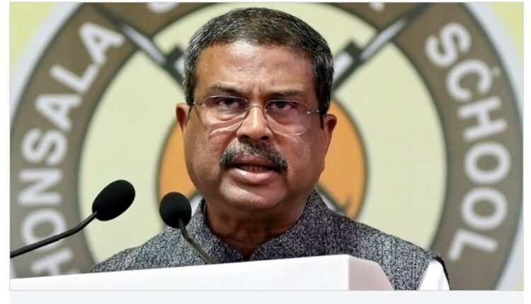 • सीबीएसई परीक्षा प्रणाली पर उठे सवाल: शिक्षा मंत्री ने ली ओएसएम गड़बड़ी की जिम्मेदारी, हर छात्र को मिलेगा न्याय… | Image: PTI/File