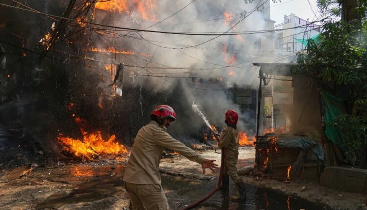 आग की खबर मिलते ही घटनास्थल पर पहुंचीं दमकल की कई गाड़ियांए राहत और बचाव कार्य युद्धस्तर पर किया। | Pic Credit : AP
