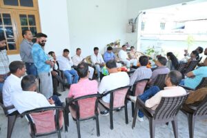 स्थानीय जनप्रतिनिधियों और कार्यकर्ताओं के साथ वार्ता करते दिग्गज नेता...| Pic Credit : Kumari Selja/FB