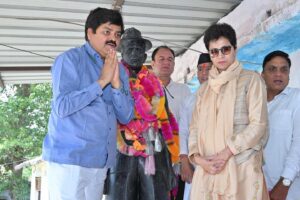 गैरसैंण : वीर चंद्र सिंह गढ़वाली की प्रतिमा पर पुष्प अर्पित कर उन्हें नमन किया...| Pic Source :Kumari Selja