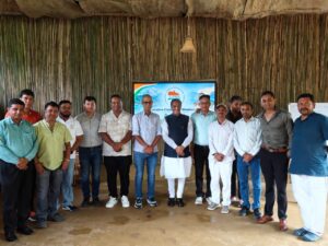 Lekhak Gaon में उत्तराखंडी टूरिज्म रिप्रेजेंटेटिव्स एसोसिएशन के सदस्यों के साथ मंथन करते डॉ. रमेश पोखरियाल 'निशंक'।