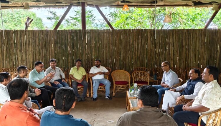 Lekhak Gaon में उत्तराखंडी टूरिज्म रिप्रेजेंटेटिव्स एसोसिएशन के सदस्यों के साथ मंथन करते डॉ. रमेश पोखरियाल 'निशंक'।