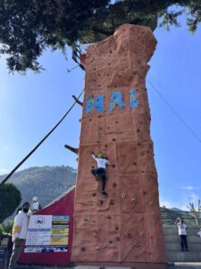 मसूरी के केम्पटी फॉल स्थित हिमालयन एडवेंचर इंस्टीट्यूट (HAI) के संस्थापक एसपी चमोली ने पर्वतारोहण, स्कीइंग और रिवर राफ्टिंग में बनाए अनेक अभूतपूर्व विश्व कीर्तिमान…| Pic Credit : Social Media
